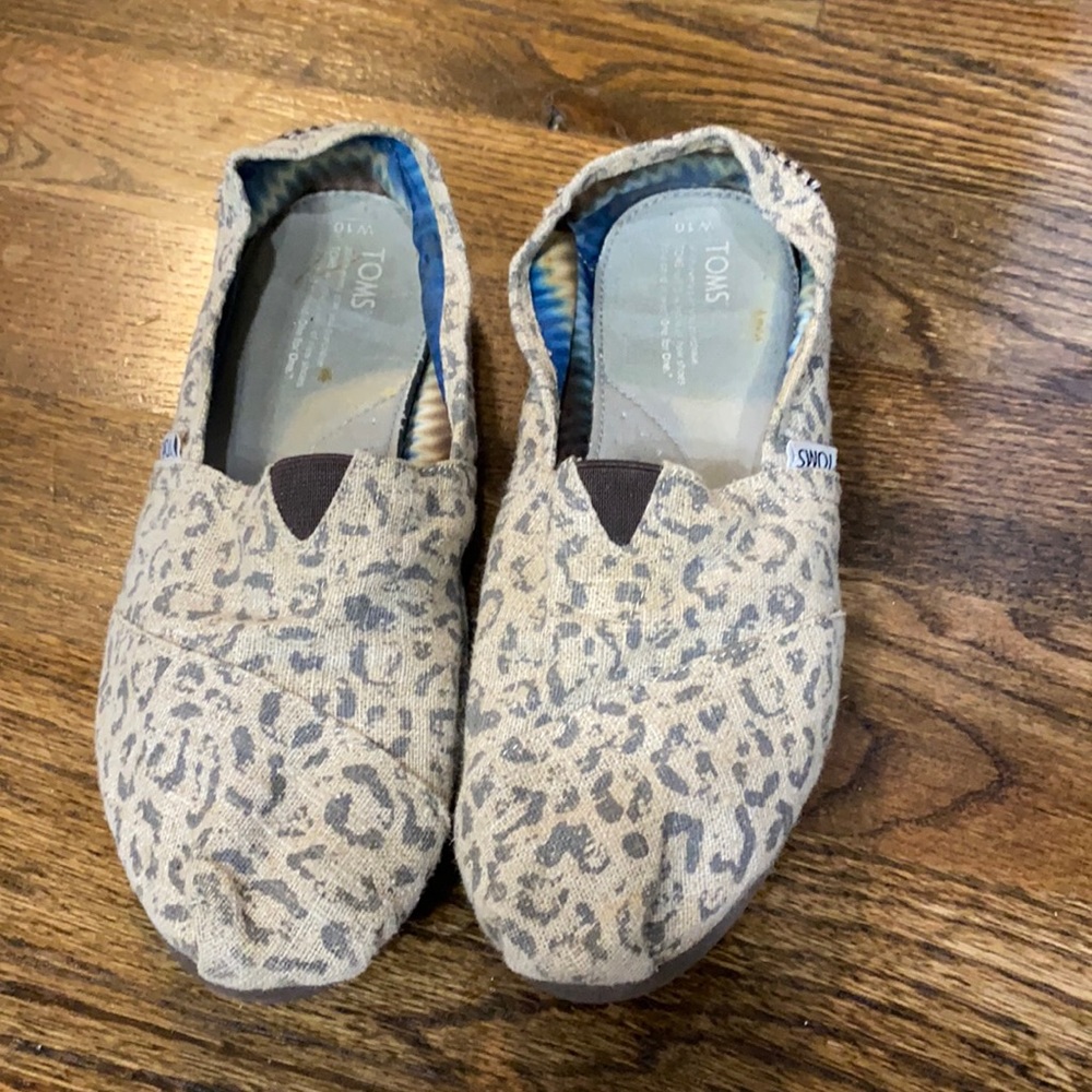 Women’s TOMS size 10- leopard print